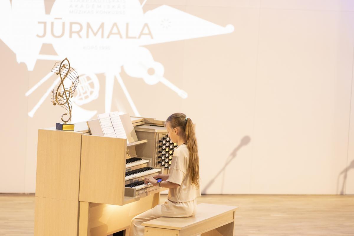 Muzikas-konkursa-Jurmala-2022-atklasana Artis-Veigurs 17